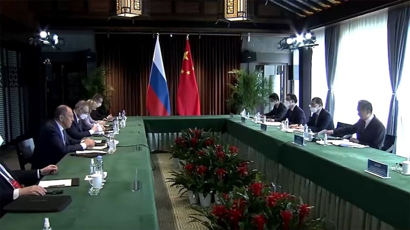 2022年3月30日,中国国务委员兼外长王毅与俄罗斯外长拉夫罗夫在安徽屯溪举行会谈。(路透社视频截图)